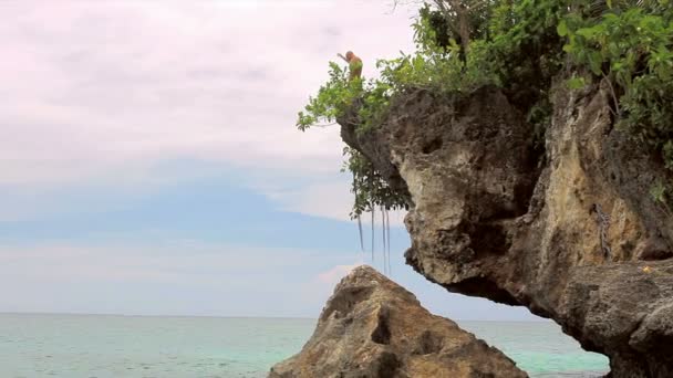 Un homme plonge d'une falaise — Video