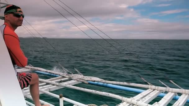 Homem no barco filipino bangka — Vídeo de Stock