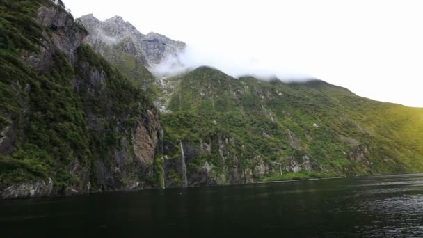 Pohled na fjordu Milford Sound — Stock video