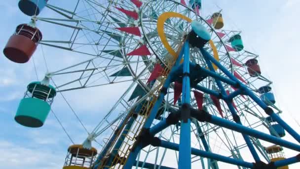 Riesenrad bei Sonnenuntergang. Zeitraffer — Stockvideo