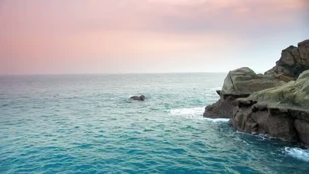 Marea oceánica en las rocas — Vídeos de Stock