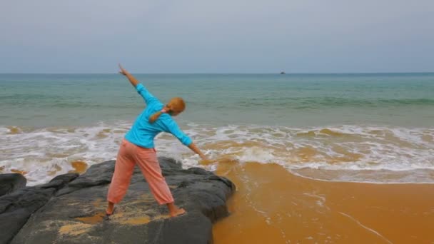 Ejercicios de yoga junto al océano — Vídeo de stock