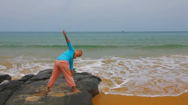 Exercícios de ioga pelo oceano — Vídeo de Stock