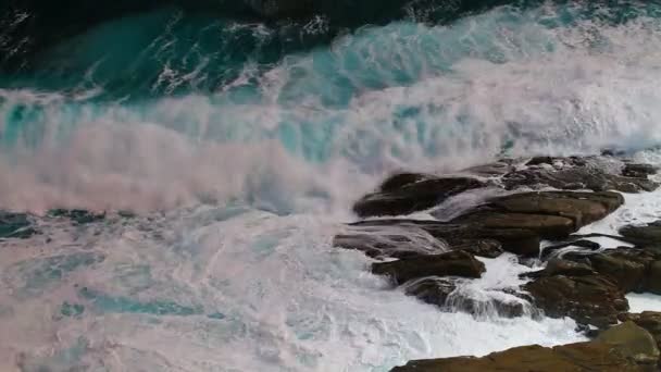 Marea oceanica sulle rocce — Video Stock