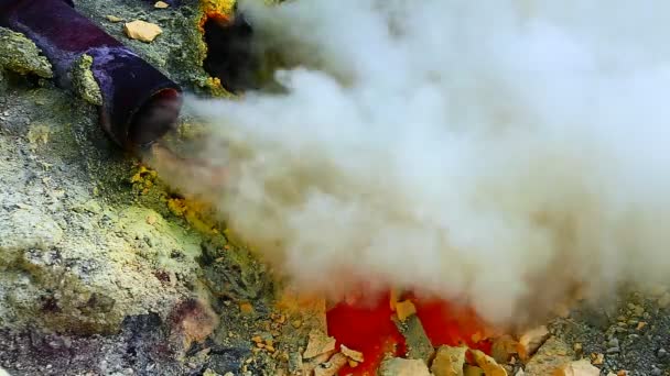 Sulfur mine at Ijen crater — Stock Video