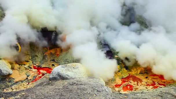 Sulfur mine at Ijen crater — Stock Video