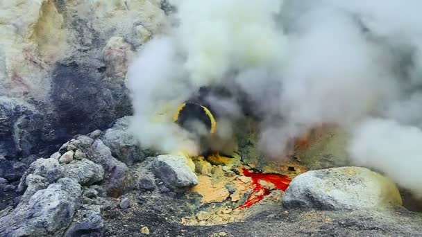 硫铁矿在 Ijen 火山口 — 图库视频影像