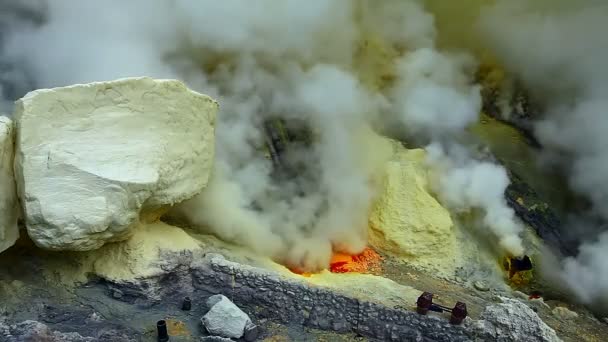 Sulfur mine at Ijen crater — Stock Video