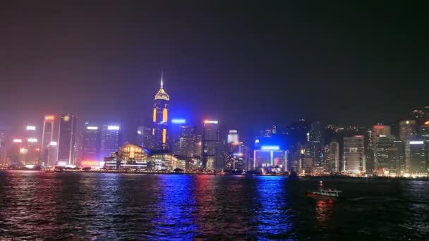 Vista noturna do porto iluminado de Hong Kong — Vídeo de Stock