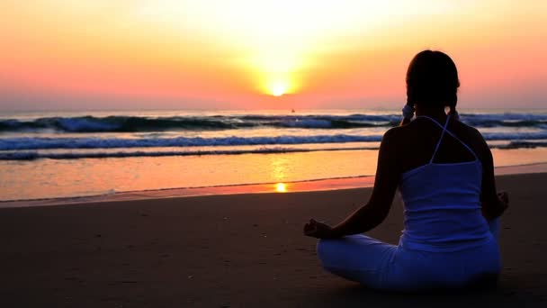 Медитація під час сходу сонця — стокове відео