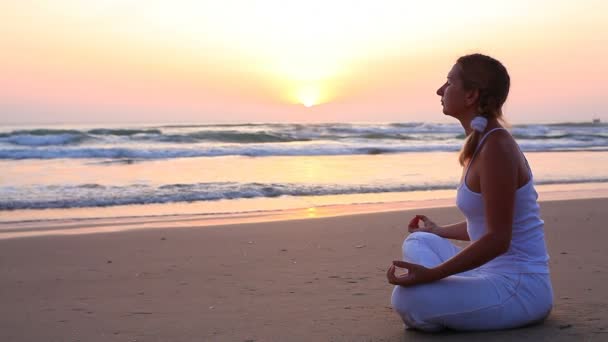 Meditatie bij zonsopgang tijd — Stockvideo