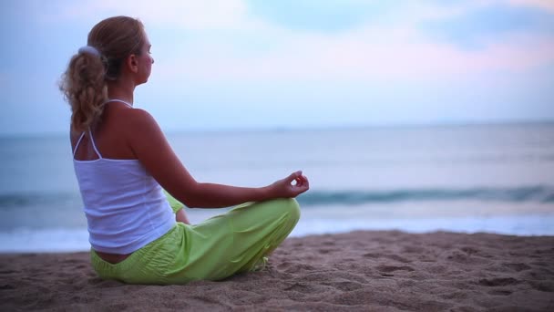 Медитація під час сходу сонця — стокове відео