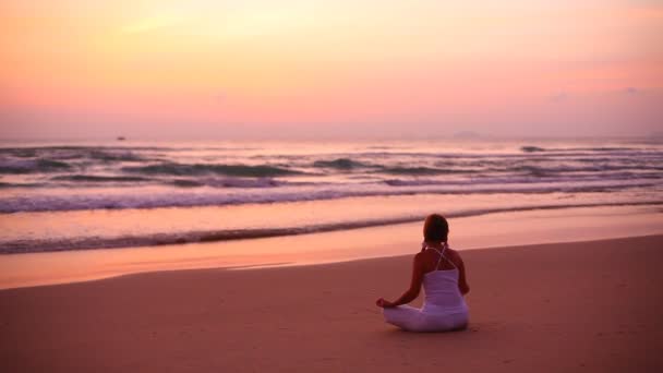 Meditation vid soluppgång tid — Stockvideo