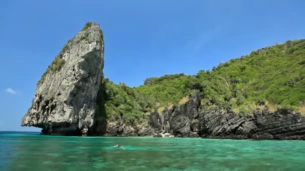 Lagune tussen de rotsen in de weg naar Maya bay. — Stockvideo