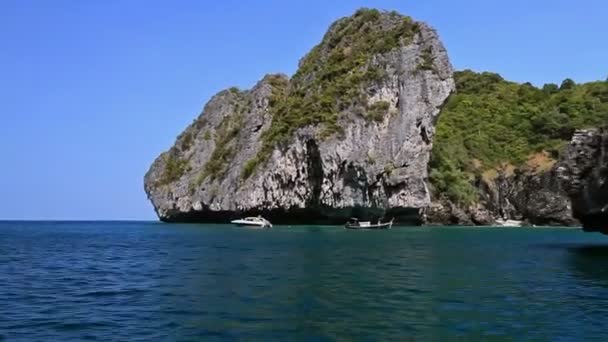 Klippiga öar på väg till Maya bay — Stockvideo