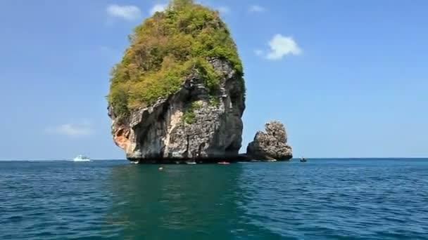 Maya bay giderken küçük bir kaya — Stok video