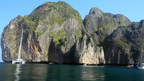 Islas Rocosas en el camino a la bahía Maya — Vídeo de stock