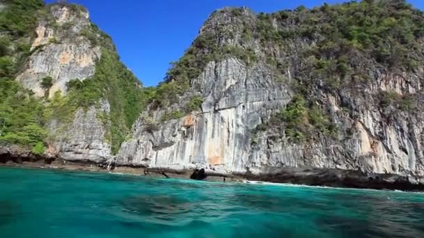 Rocky eilanden op de weg naar de Maya bay — Stockvideo