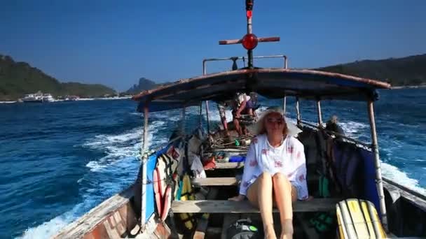 Jovem mulher no barco — Vídeo de Stock