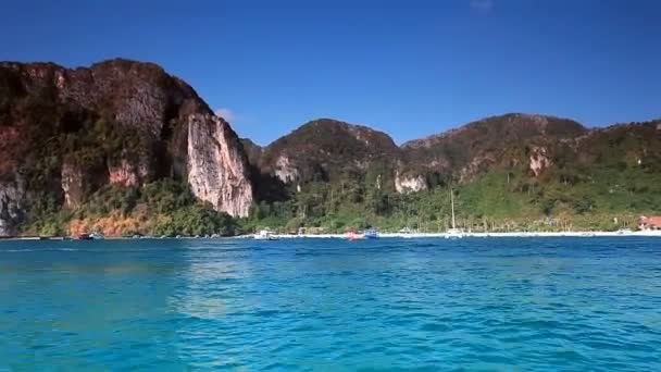 Rocky eilanden op de weg naar de Maya bay — Stockvideo