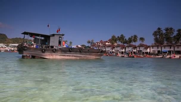 Lämnar Phi Phi hamnen på väg till Maya bay. — Stockvideo