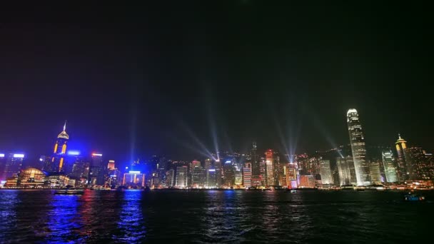 Işıklı Hong Kong limanının gece görünümü — Stok video