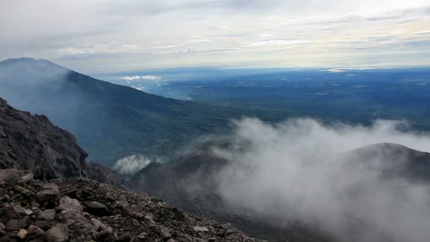 Blick vom Gipfel des Merapi-Vulkans. — Stockvideo