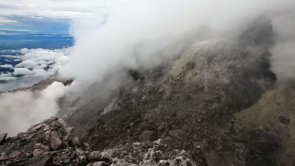 Blick vom Gipfel des Merapi-Vulkans. — Stockvideo