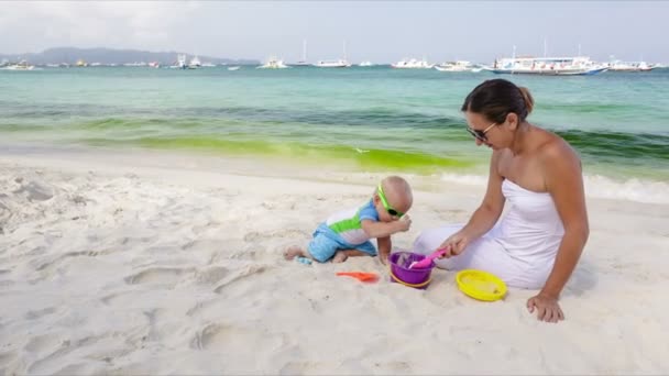 Baba és az anya, a strandon — Stock videók
