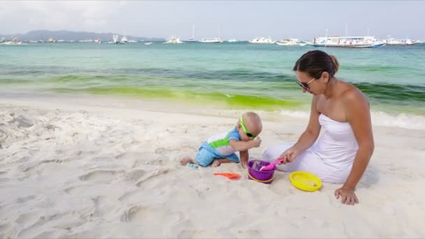 Bebé y madre en la playa — Vídeo de stock