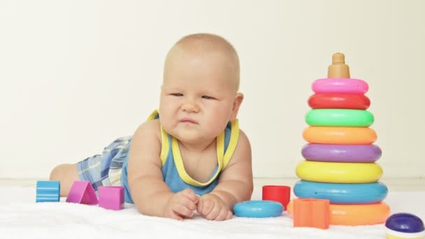 Baby stürzt Spielzeugpyramide ab — Stockvideo