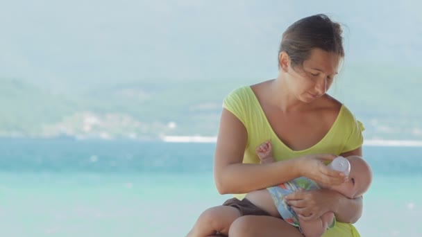 Alimentação do bebê na praia — Vídeo de Stock