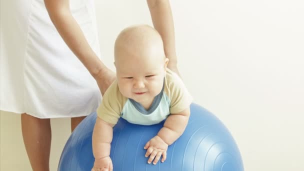 Bébé sur balle de fitness — Video