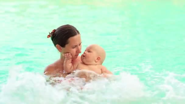 Madre y bebé en la piscina — Vídeo de stock