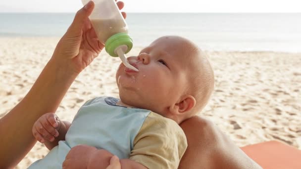 Bebek kaşığı besleyici ile besleme — Stok video