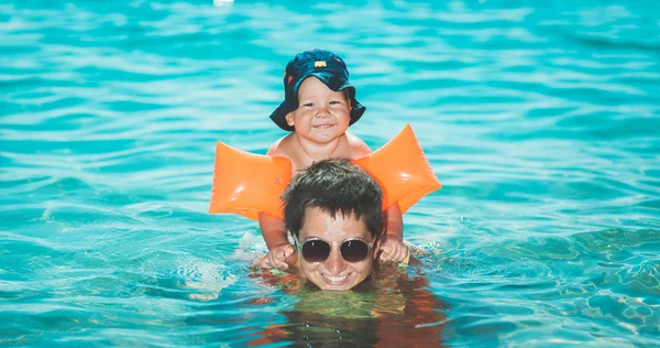 Bebé y madre — Foto de Stock