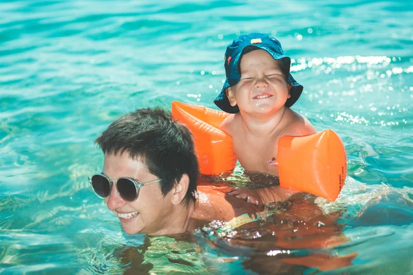 Bebé y madre — Foto de Stock