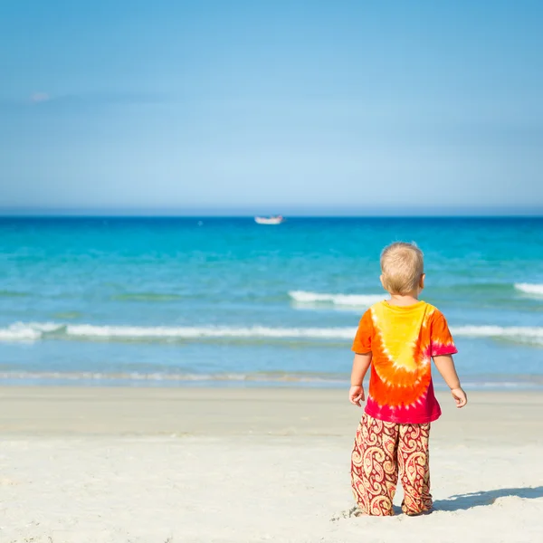 Baby op zoek naar zee — Stockfoto