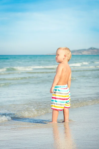 바다를 찾는 아기 — 스톡 사진