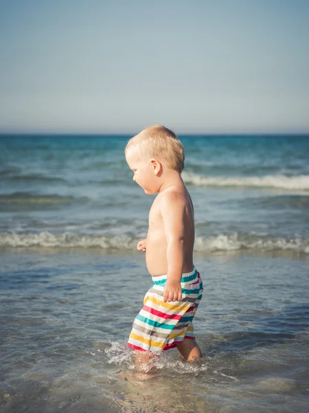 Bebé en un mar — Foto de Stock