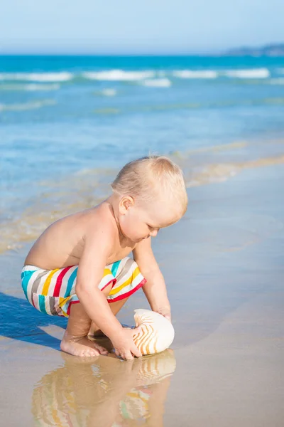 Bebê em um mar — Fotografia de Stock