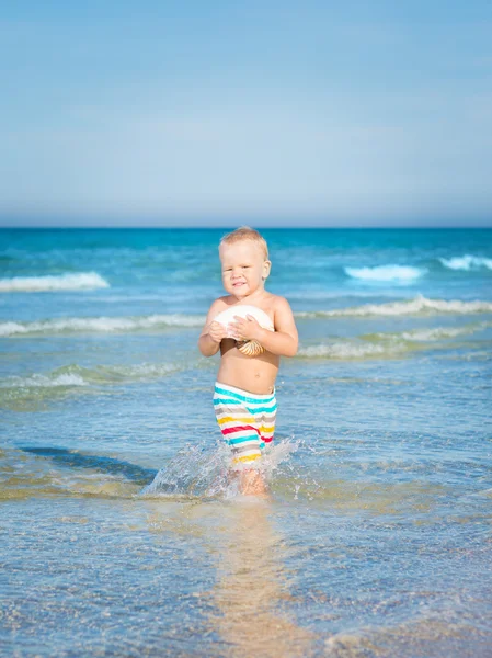 Bebé en un mar — Foto de Stock
