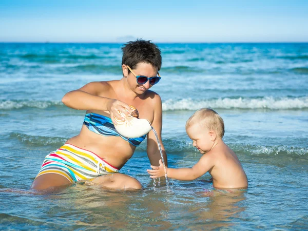 Bebê e mãe — Fotografia de Stock