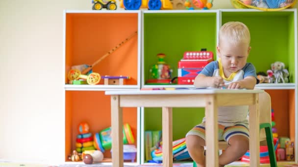 Peuter jongen praktijk om te schilderen met kleurpotloden — Stockvideo