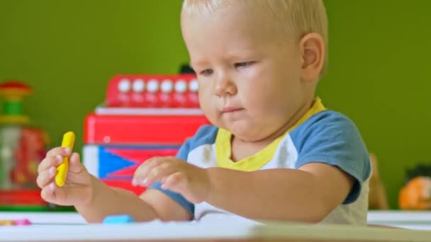Peuter jongen praktijk om te schilderen met kleurpotloden — Stockvideo