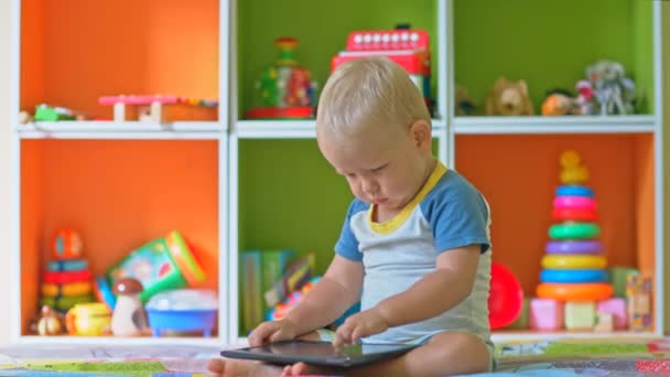 Toddler chłopiec gra z komputera typu tablet — Wideo stockowe