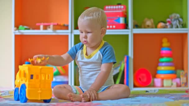 幼児の少年は、おもちゃで遊ぶ — ストック動画