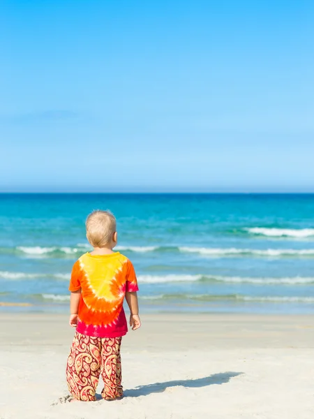 Bambino guardando mare — Foto Stock