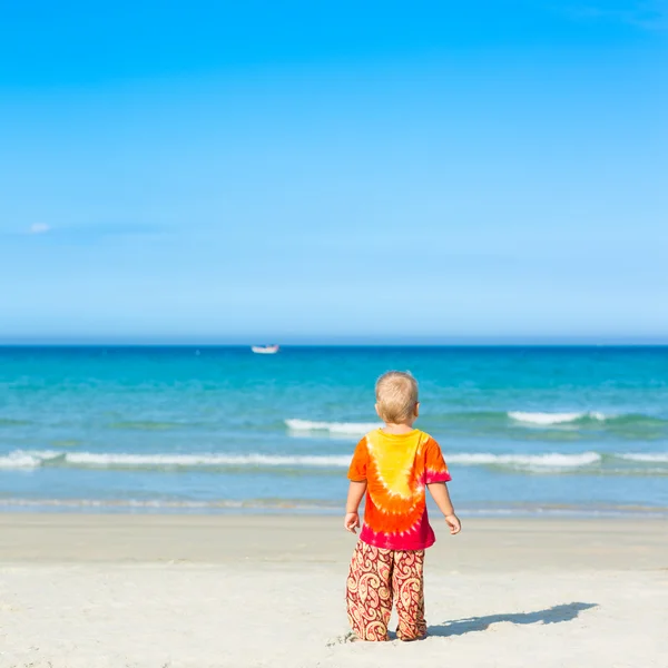 Bambino guardando mare — Foto Stock