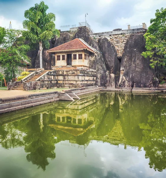 Issarasamana vihára. Anuradhapura, Srí Lanka. — Stock fotografie